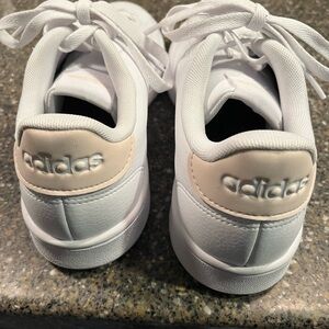 New, never worn Adidas advantage tan and white sneakers size 9